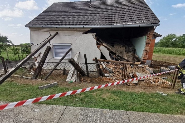 U Adžamovcima se urušila kuća, jedna osoba ozlijeđena