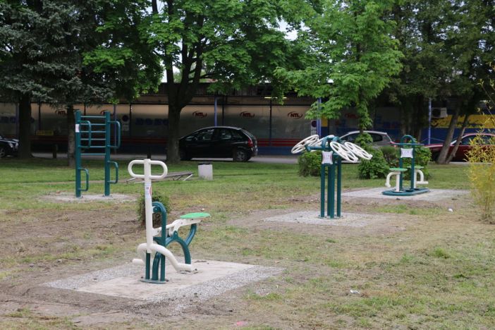 Započelo postavljanje novih sprava za vježbanje na otvorenom