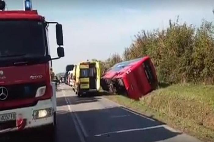 Autobus je prevozio 61 dijete, 8 hospitalizirano nakon nesreće. Poginuo vozač automobila.