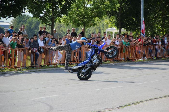 Moto stunt show – Brođani ushićeno promatrali stunterske vratolomije