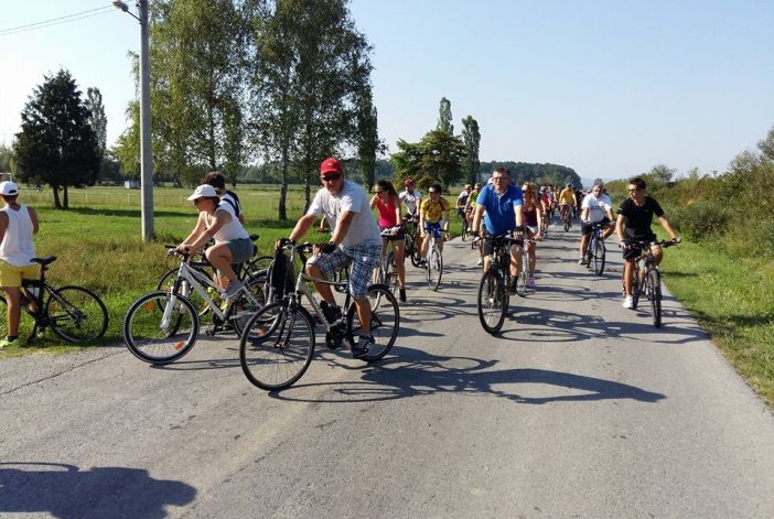 Biciklisti opremite svoje bicikle svjetlima za vožnju po mraku 