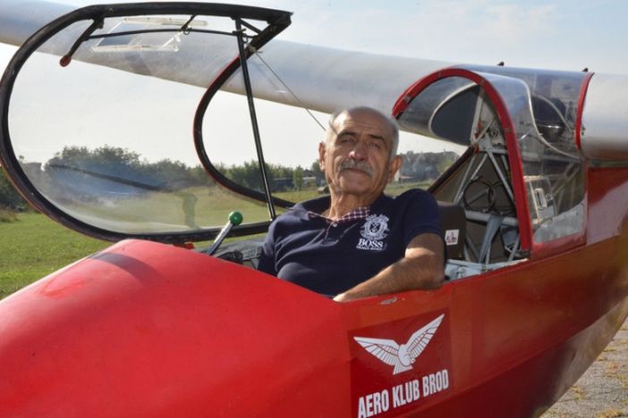 Akrobacijama i u 64. godini ostavlja bez daha