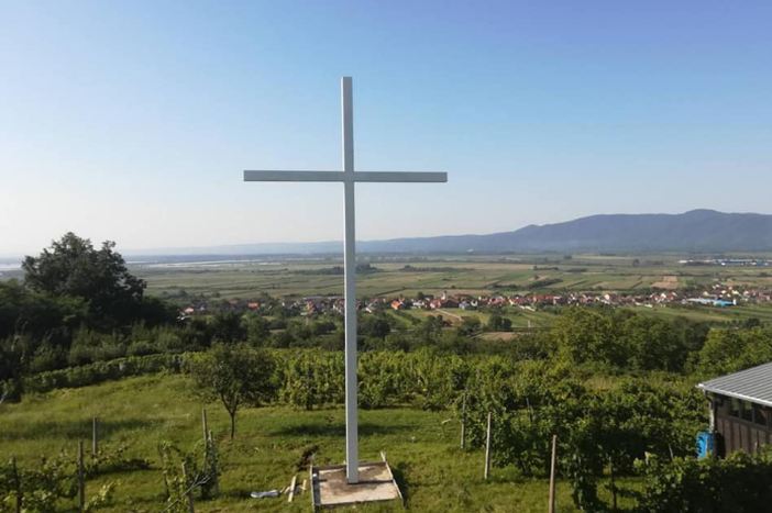 Zavjetovao se i postavio križ visok 12 metara na brdu iznad Malina