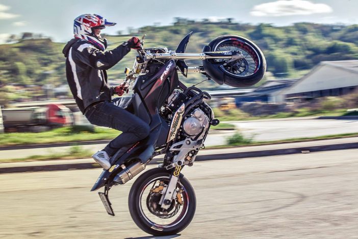 Matija Blaževac i Domagoj Dević – predstavljaju svoju ljubav prema motorima na prvom Moto stunt showu u Brodu