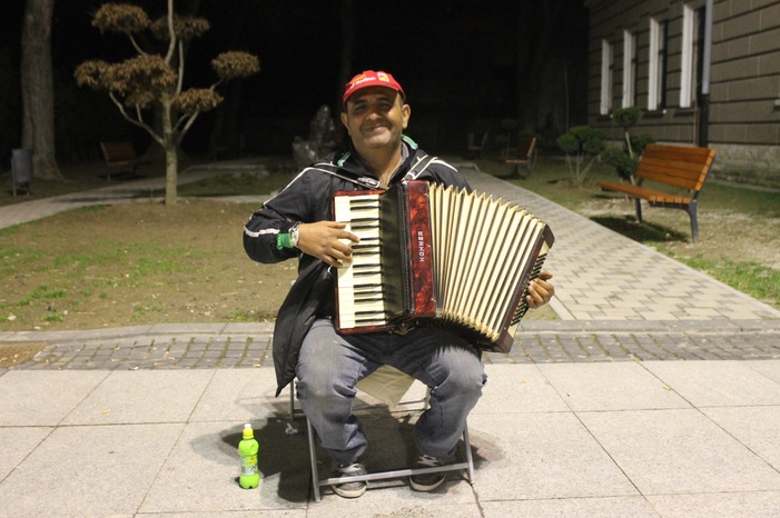 Stanoje ima pjesmu i toplu riječ za svakog prolaznika 