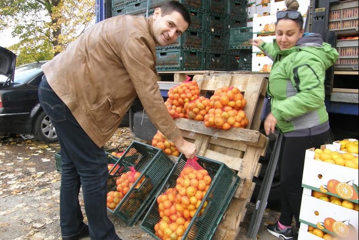 Na neretvanske mandarine ljudi u Sibinju čekali u redu