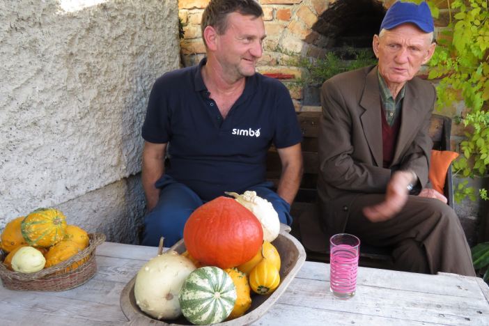 I u devetom desetljeću obrađuje 10 jutara i uzgaja svinje