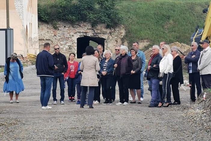 Brođani iskoristili priliku za turistički obilazak Tvrđave uz stručnog vodiča