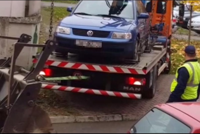 Pauk pokupio auto, zapeo u blatu, pa ih izvukao - bager  