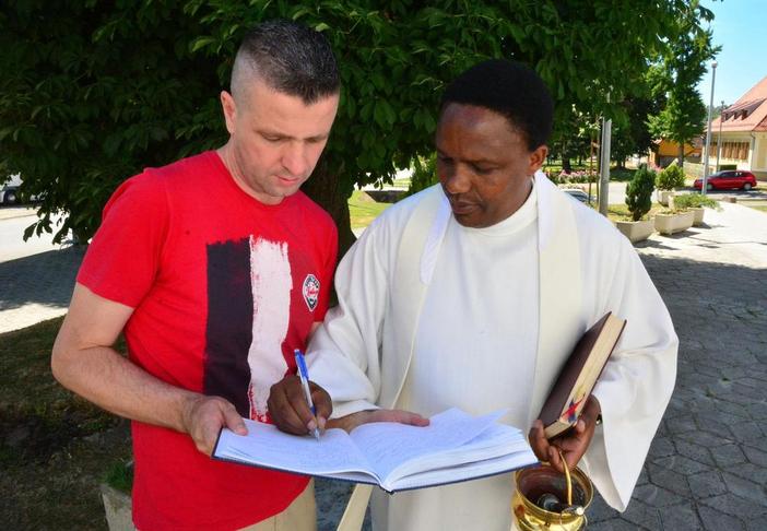 Tanzanijski misionar u Slavonskom Brodu zavolio sarmu i čobanac, a već je i pravi Šokac