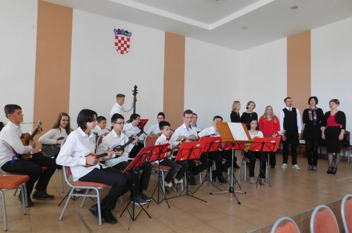 Brončana plaketa KUD-u „Tamburica“ Staro Petrovo Selo na državnoj tamburaškoj smotri