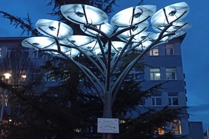 U sklopu projekta “BIOSOL” u centru grada je postavljeno “Solarno stablo”