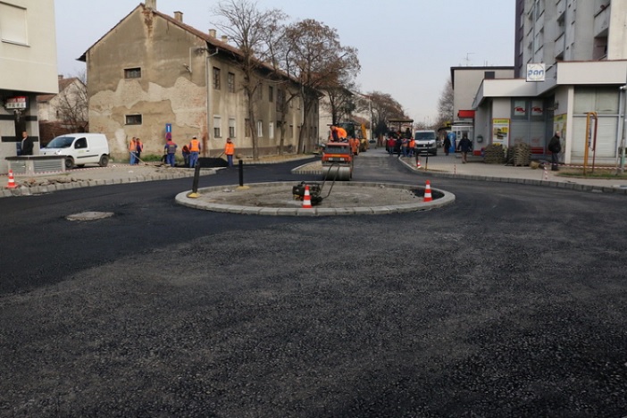 U tijeku su radovi na asfaltiranju kružnog toka na križanju Zrinske i Štampareve ulice