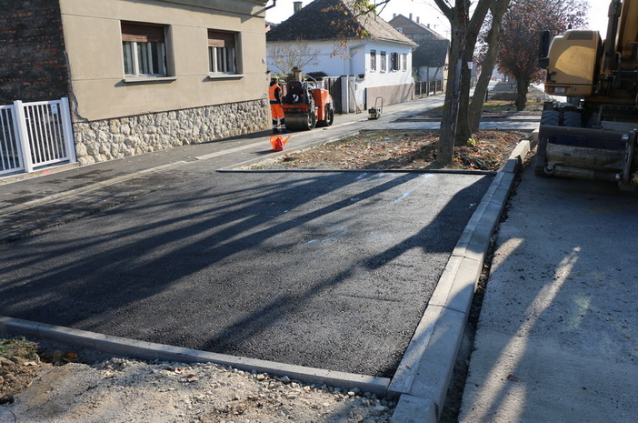 Asfaltirani i kolni prilazi u Zagrebačkoj ulici