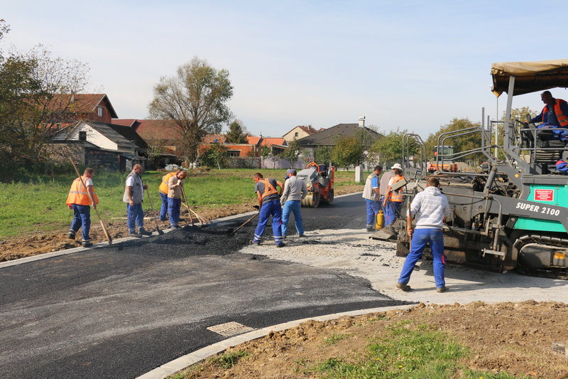 Polaganje asfalta u Omiškoj ulici