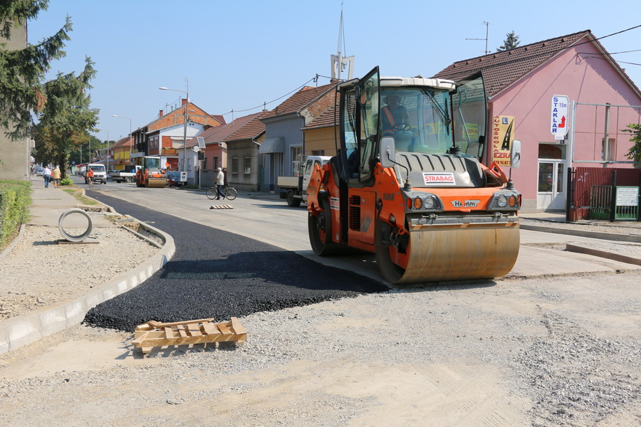 Započelo asfaltiranje kružnog toka na križanju Budakova-Kumičićeva