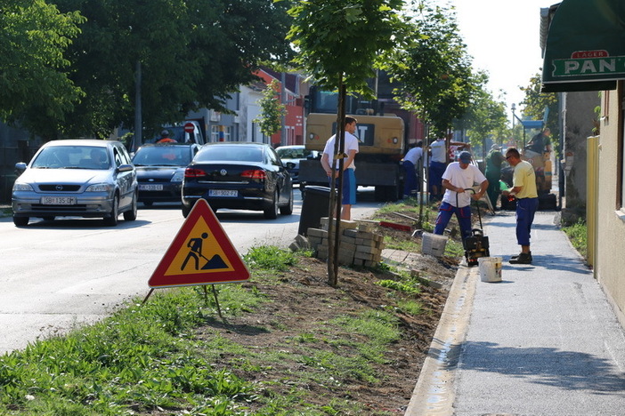 Započelo asfaltiranje pješačke staze u Zagrebačkoj ulici