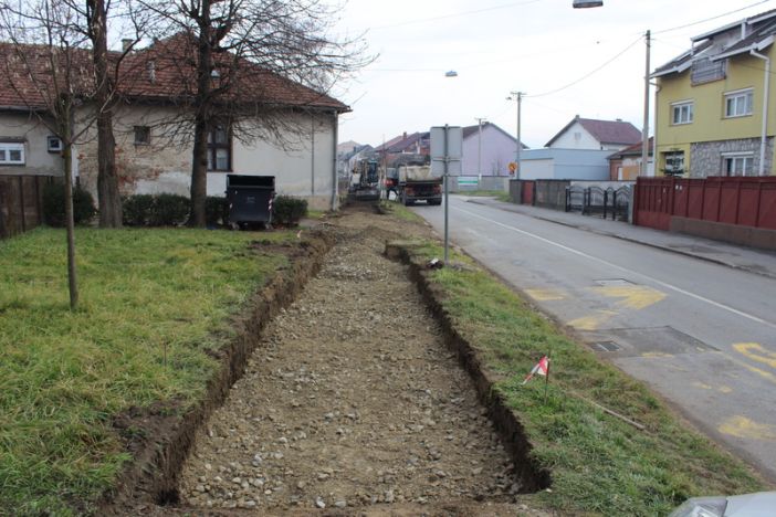 Gradi se  pješačka staza u ulici Tome Bakača