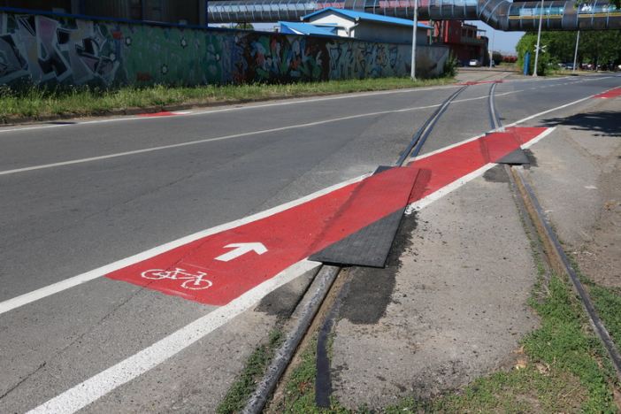 U Budakovoj ulici bolje rješenje za bicikliste; obilježene trake i sigurniji prijelaz preko tračnica