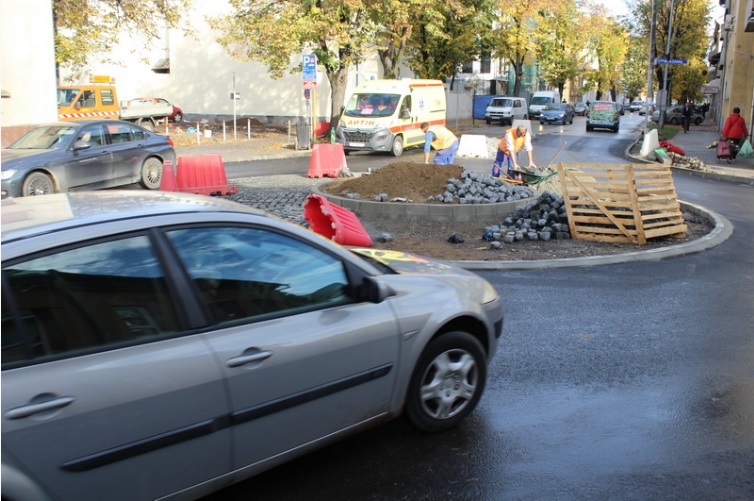 Asfaltiran novi kružni tok na križanju Gupčeve i Zrinske ulice