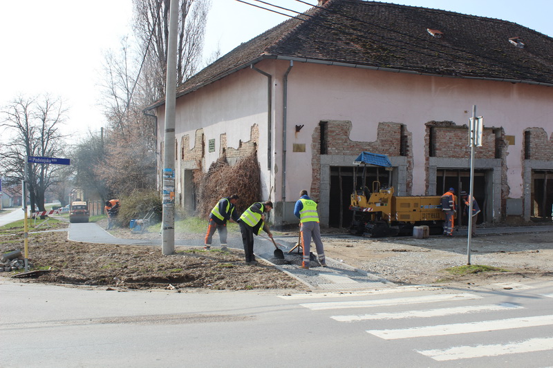 Započeli radovi na asfaltiranju pješačke staze u Ulici Kerdeni