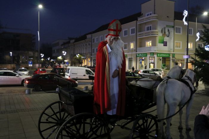 Sveti Nikola darivao mališane na glavnom gradskom trgu