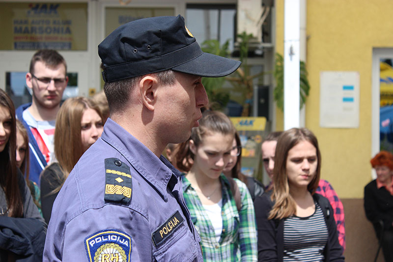 NE BRŽE OD ŽIVOTA: Projekt edukacije učenika o prometnim propisima i pružanju prve pomoći