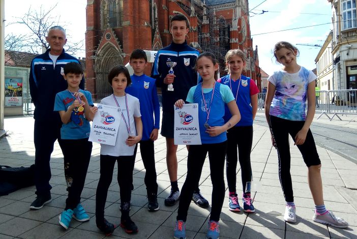 Mladi atletičari Marsonije s osječkog Ferivi polumaratona vratili su se s peharom i pet medalja