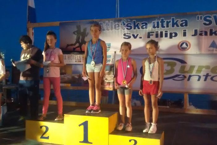 Zlatne medalje za atletičarke Petru i Lorenu