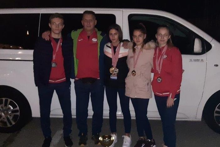Kadetsko-juniorska ekipa Karate kluba Slavonski Brod su prvaci Hrvatske