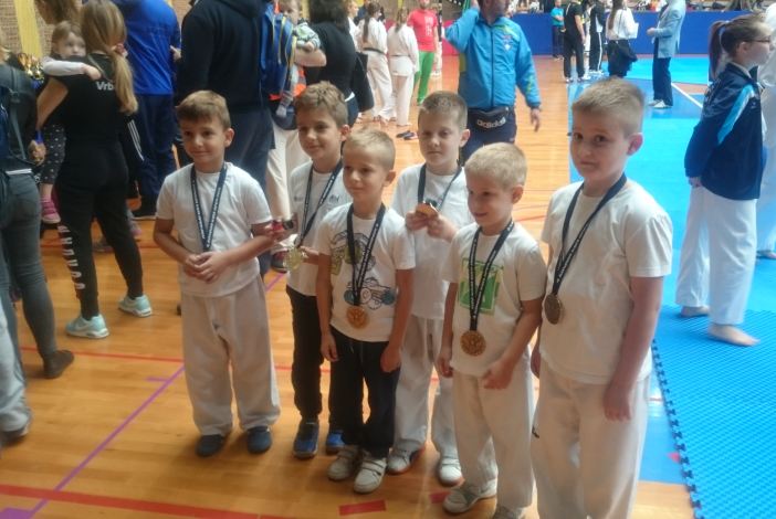 Dvanaest medalja da članove Taekwondo klub Brod na Kondor openu