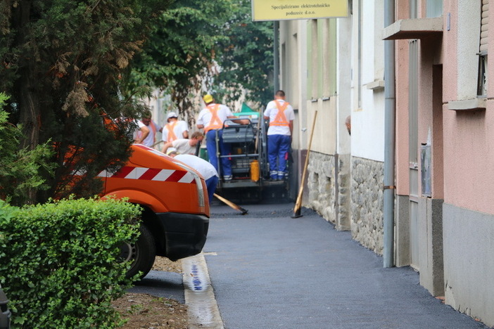 Započeli radovi na asfaltiranju pješačke staze u Zrinskoj ulici