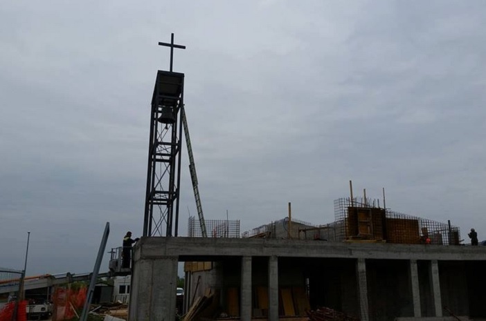 Postavljeni zvonik i zvono u župi Blaženog Alojzija Stepinca