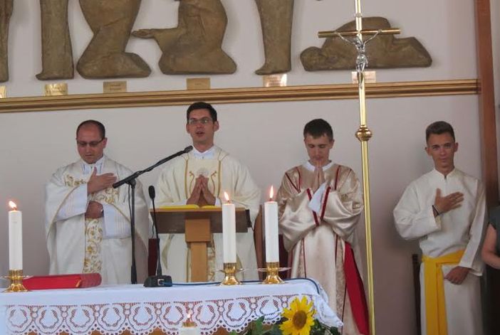 Mladomisnik Ivan Lovrić proslavio misu Sekundiciju u brodskoj župi Duha Svetoga.