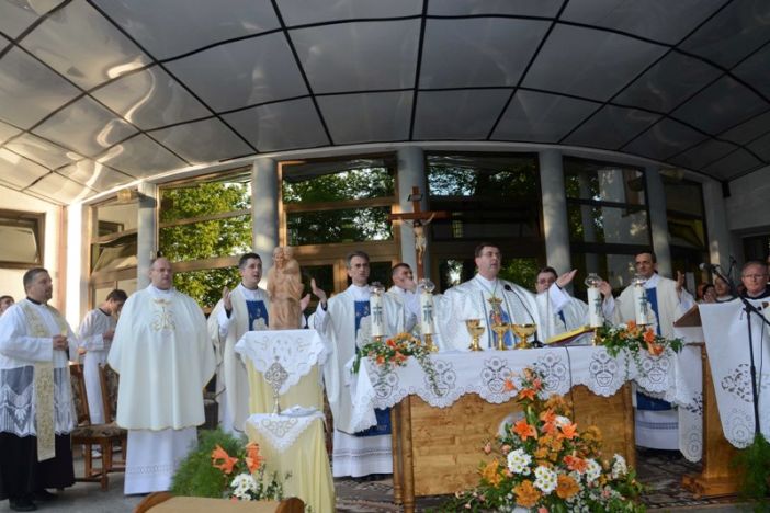 Uđite s hvalama na vrata Njegova!