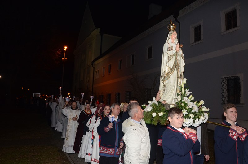 Svetom misom i procesijom sa svijećama obilježen blagdan Gospe Lurdske