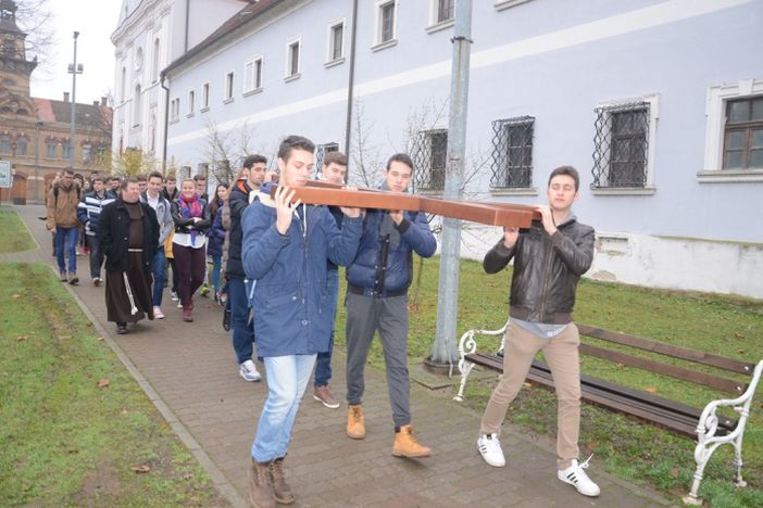 KRIŽ SHKM-a u slavonskobrodskoj Klasičnoj gimnaziji