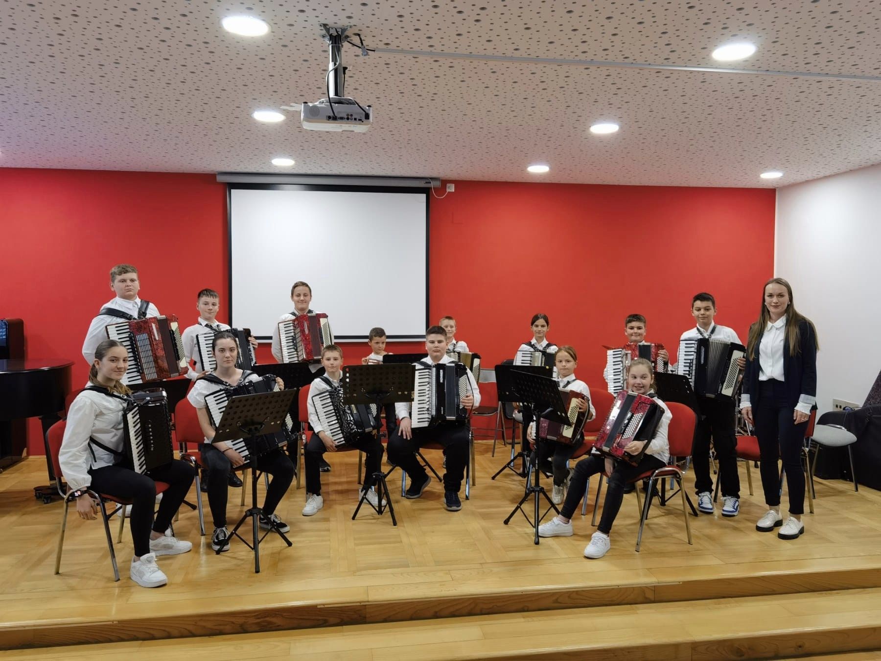 Brodski harmonikaški orkestar 'Bela pl. Panthy' briljirao na međužupanijskoj smotri u Virovitici