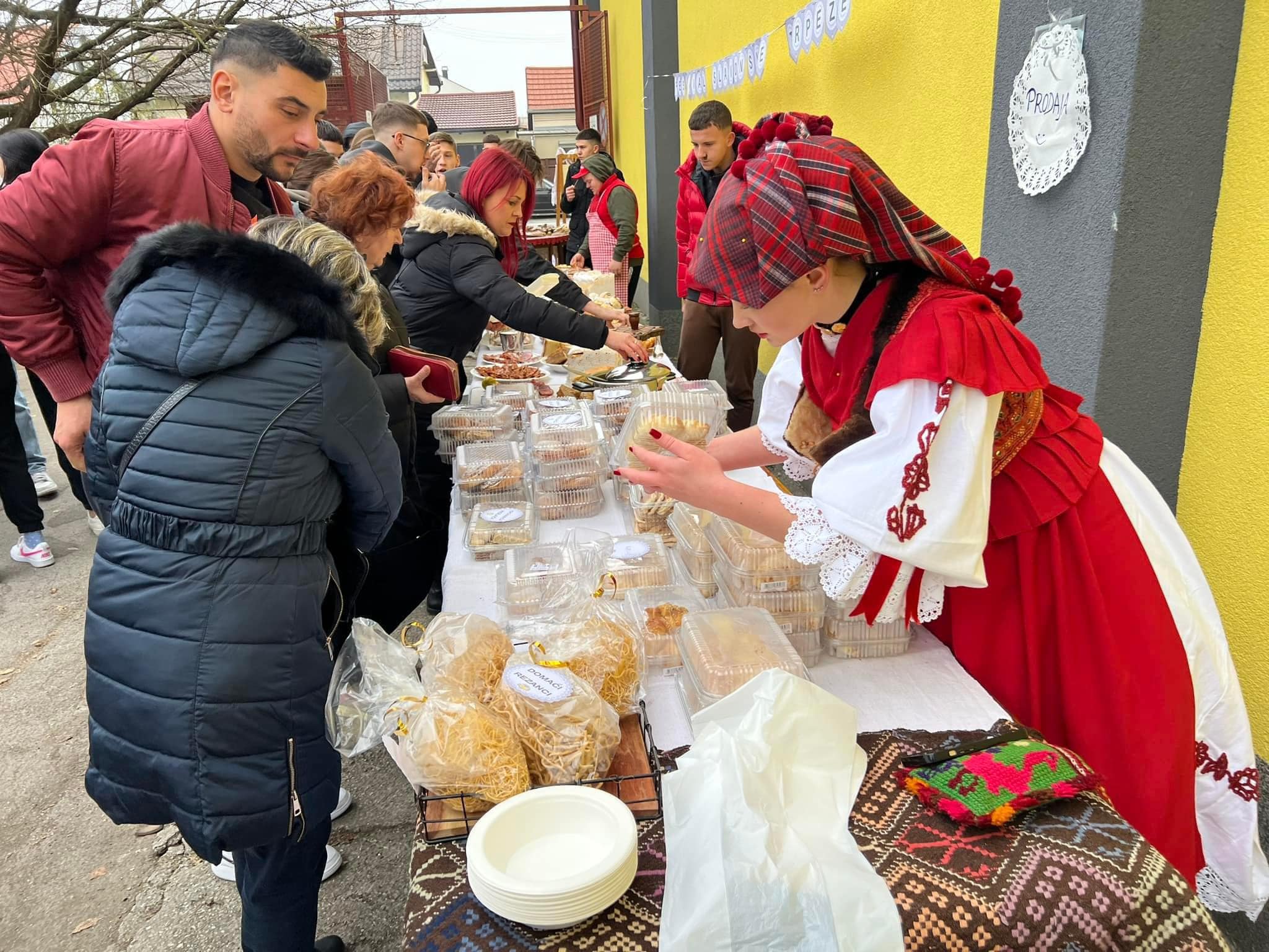 Budući pekari i mesari oduševili na Festivalu slavonske trpeze – pogledajte!