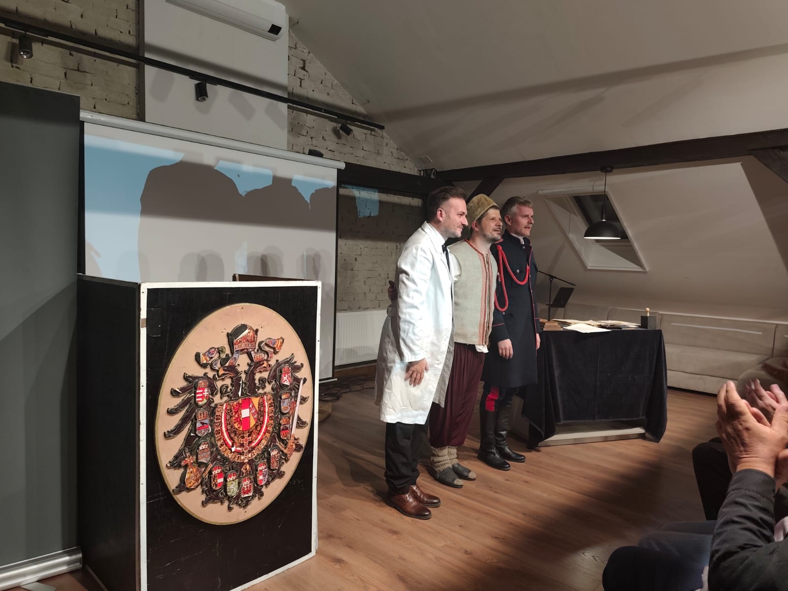 Policija ispred zgrade, ali atmosfera mirna: Slavonski Brod prkosi trendu podjela