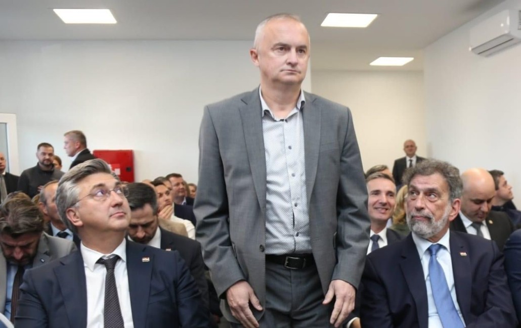 Snimka koja potresa Novu Gradišku: Šaptanje o novcu, moći i spaljenim papirima?!
