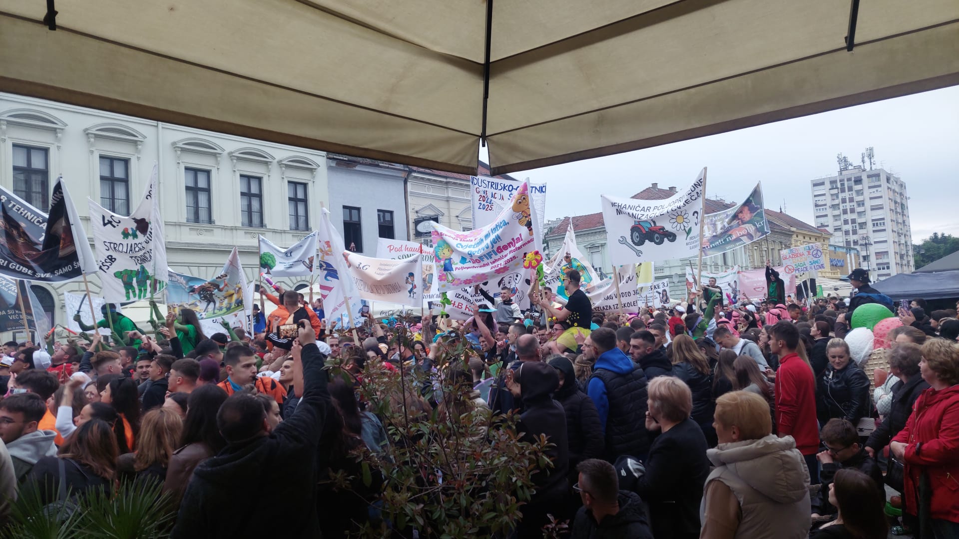 Kraj jedne ere: Evo kako su se maturanti oprostili od školskih klupa!