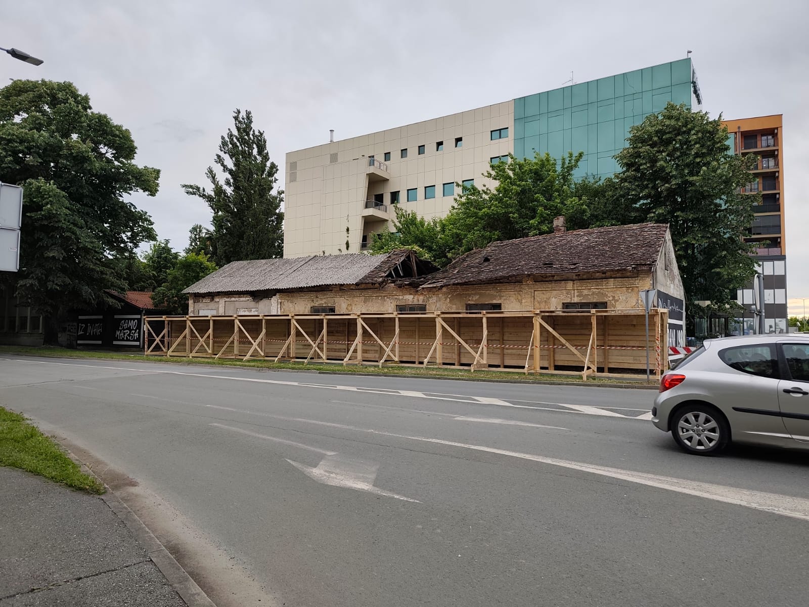 Rješenje ili samo maska? Drveni tunel postavljen nakon javnog pritiska