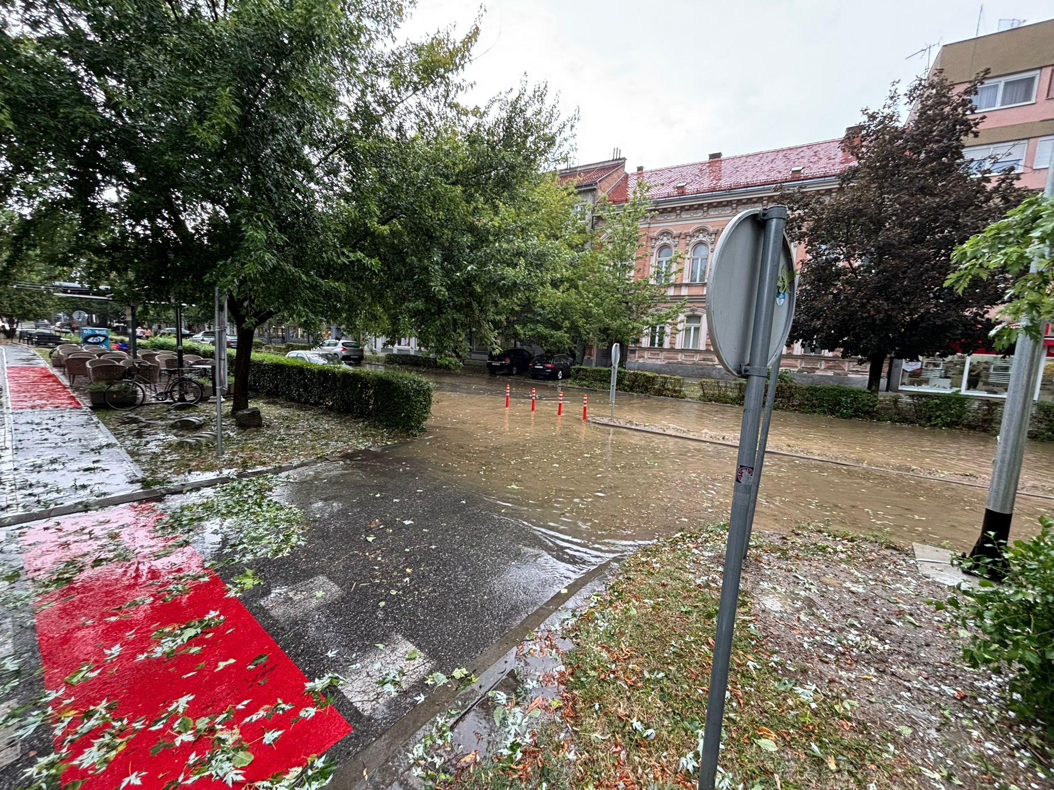 FOTO DOKAZI: Široka i Mesićeva pod vodom! Evo kako izgleda ´moderna´ gradska infrastruktura!