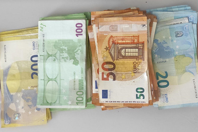 Jakna puna eura i pretinac kao sef – carina otkrila 16.400 € na granici