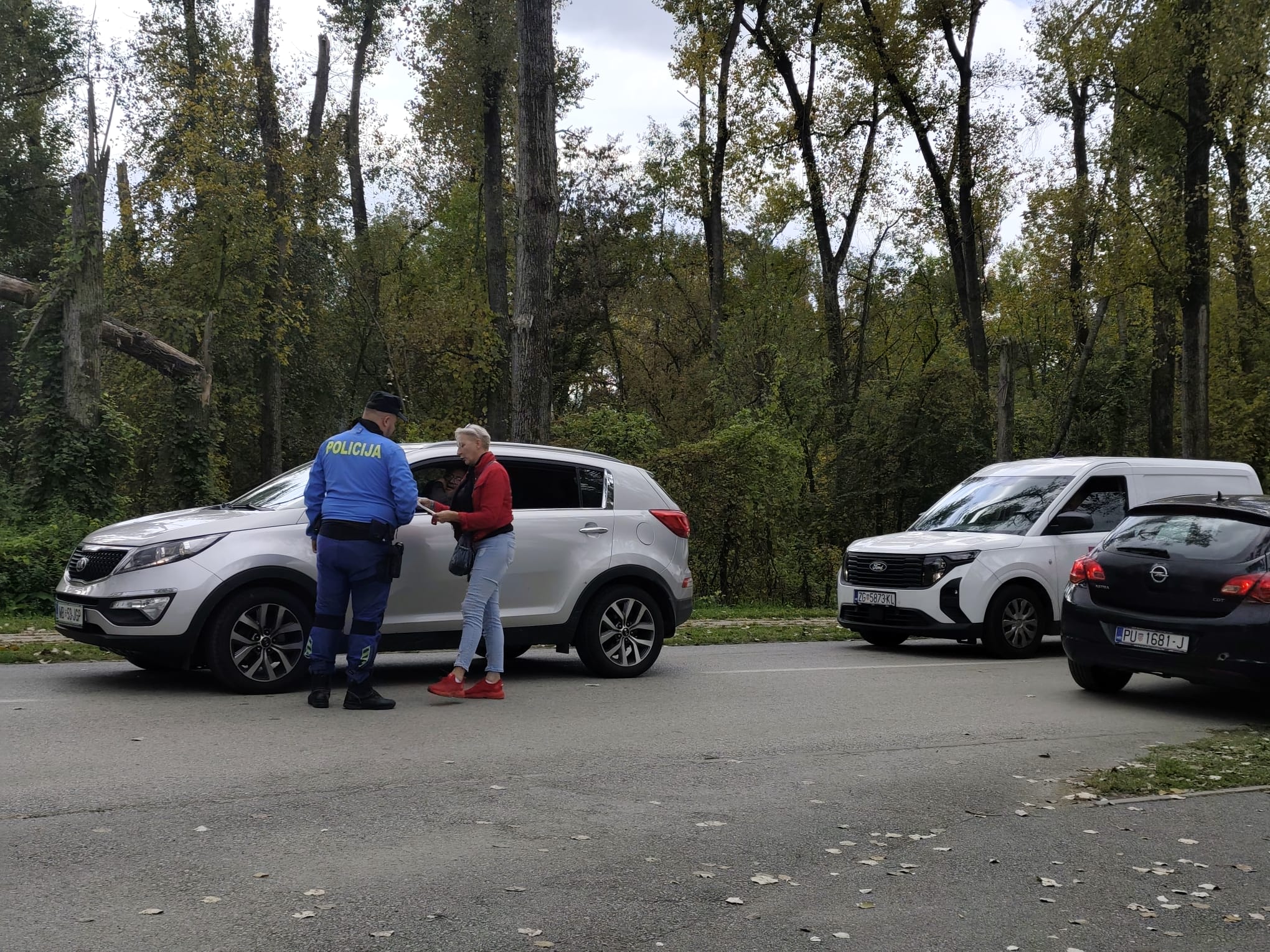 Tisuće Brođana na Poloju – inspekcija gleda, ražnjevi rade