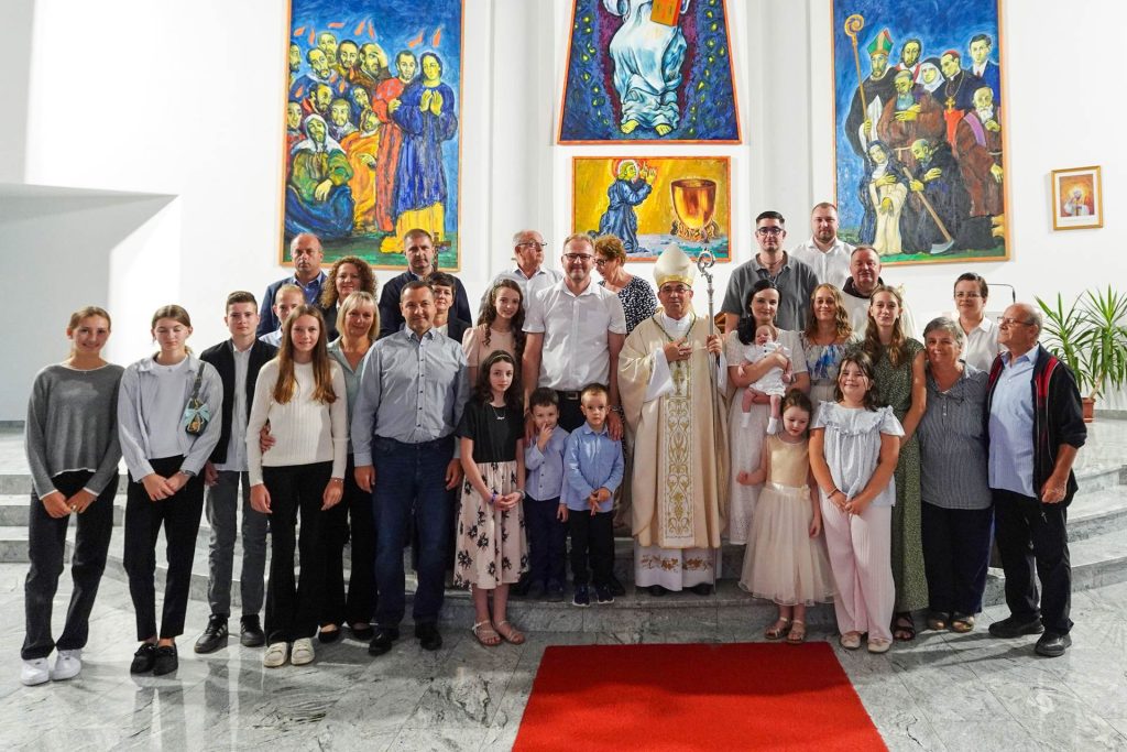 Radost u Župi sv. Vida: Biskup Martinović krstio peto dijete obitelji Klarić