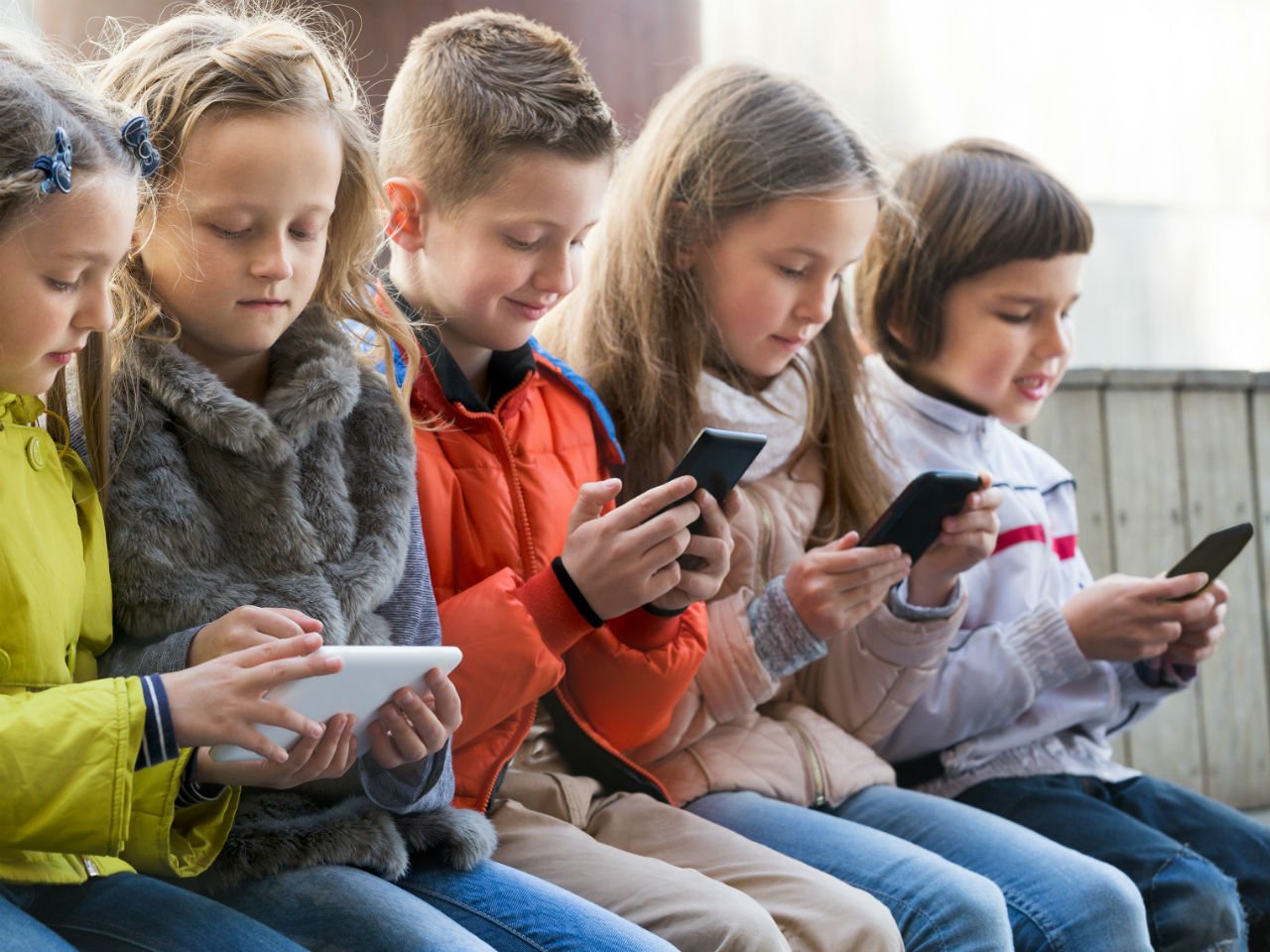Rasprava o mobitelima postaje rasprava o djetinjstvu. Što mi biramo?