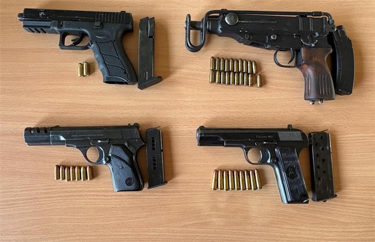 Škorpion, tri pištolja, deseci metaka...