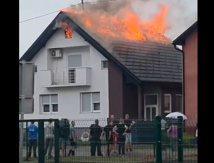 Drama u Davoru! Grom udario kuću, izbio požar – pola mjesta ostalo bez struje!
